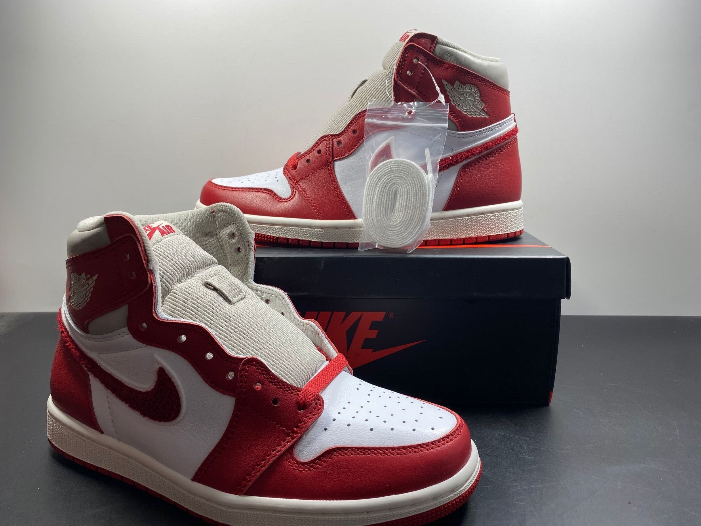 Air Jordan 1 Retro OG 'Varsity Red'