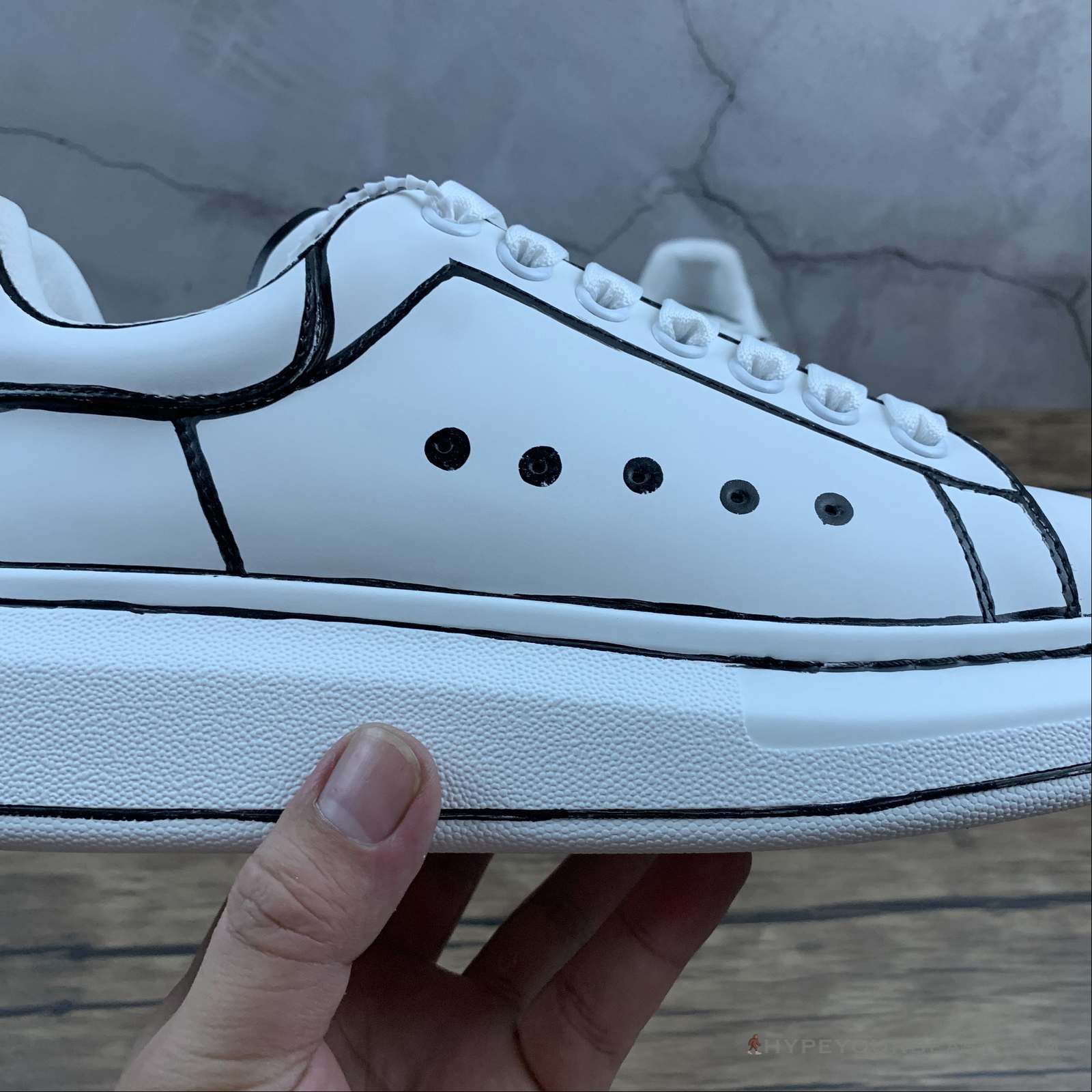 Alexander McQueen White / Black Outline