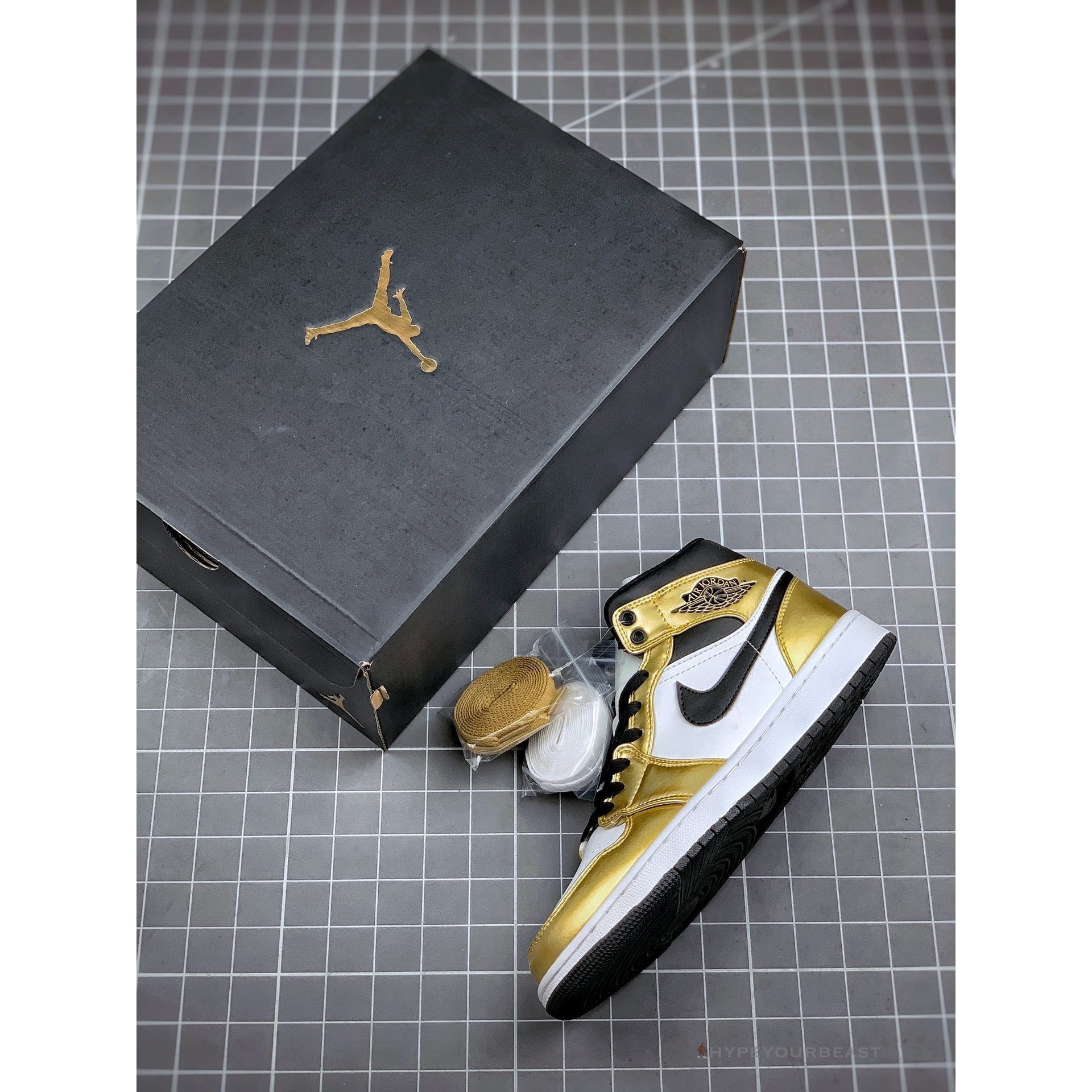 Air Jordan 1 Mid 'Metallic Gold'